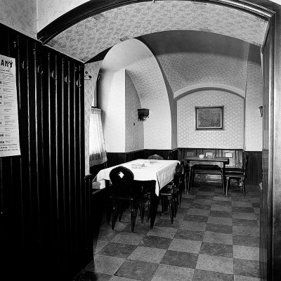 Interiér restaurace Ungelt kolem roku 1970