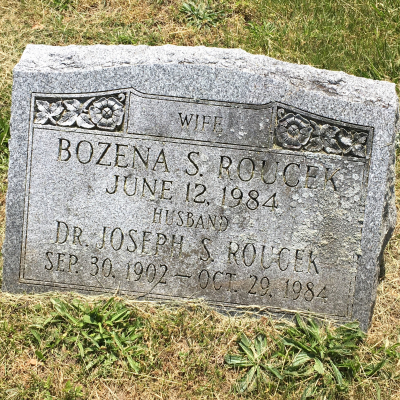 náhrobní kámen manželů Roucek. Hřbitov a mauzoleum v Mountain Grove,Bridgeport, USA. Zdroj: www.findagrave.com