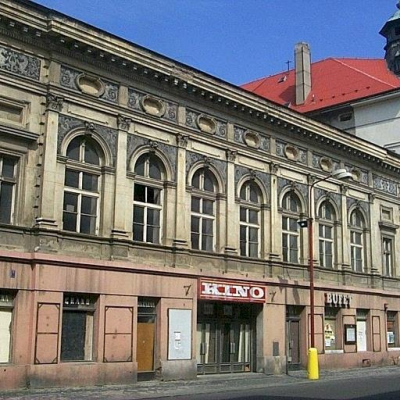 Fotografie Hotelu Grand před rekonstrukcí z roku 2004.