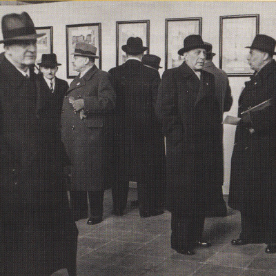 J.J. Pála (v brýlích vlevo od středu snímku) na výstavě Lepší Slaný 30.4. 1940 v Praze na výstavišti. Zdroj: Továrník Pála a Lepší Slaný publikace z roku 2017.