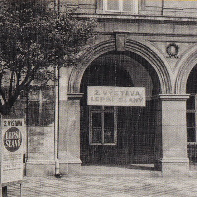 Poutač na průčelí muzea ve Slaném-pozvánka na 2.výstavu Lepší Slaný 1941, foto Václav Krupička. Zdroj: Továrník Pála a Lepší Slaný publikace z roku 2017.
