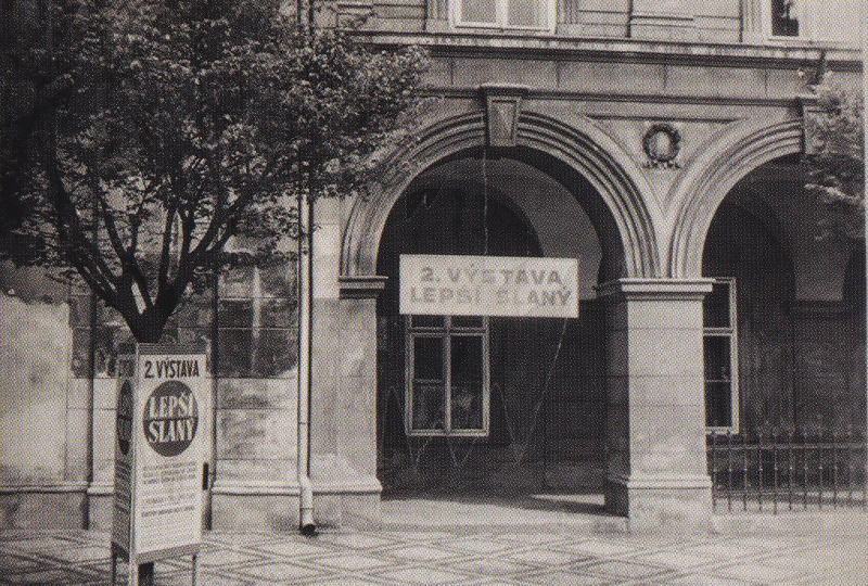 Poutač na průčelí muzea-pozvánka na 2. výstavu Lepší Slaný 1941, foto Václav Krupička.Zdroj: Továrník Pála a Lepší Slaný publikace z roku 2017.
