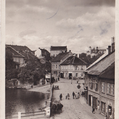 Slaný "U Brodu", pohlednice ze sbírky Jiřího Popoviče.Na rubu pohlednice píše 2.5.1936 profesor slánského gymnázia Karel Eysselt svému kolegovi do Tábora: „Zobrazený ./. Brod po nové úpravě páchne zas!“