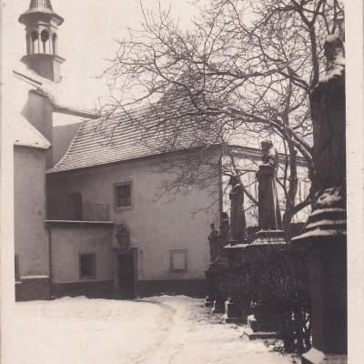 Pohlednice Kláštera bosých karmelitánů z roku 1929 ze sbírky Jiřího Popoviče zachycující období, kdy zde sídlilo muzeum.