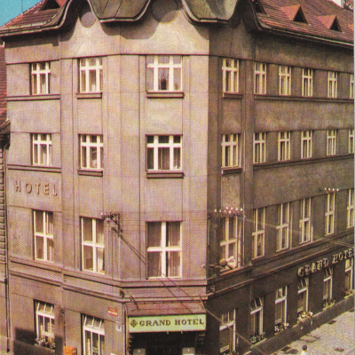 Pohlednice vydaná nakladatelstvím Orbis Praha v prosinci 1968, foto J. Pekárek. Se semaforem nad křižovatkou
