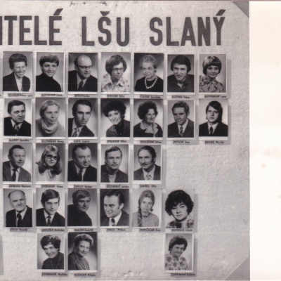 Fotografie učitelského sboru v roce 1981 ze sbírky Jiřího Popoviče.
