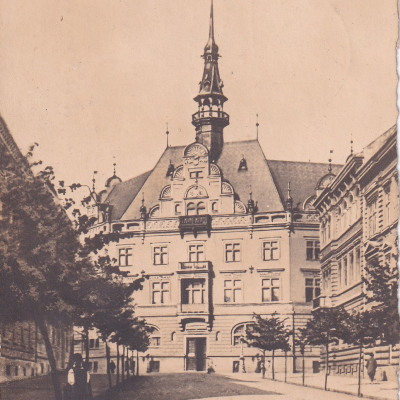 Pohlednice Okresního domu ve Slaném z roku 1920 ze sbírky Jiřího Popoviče zachycující období, kdy zde sídlilo muzeum.