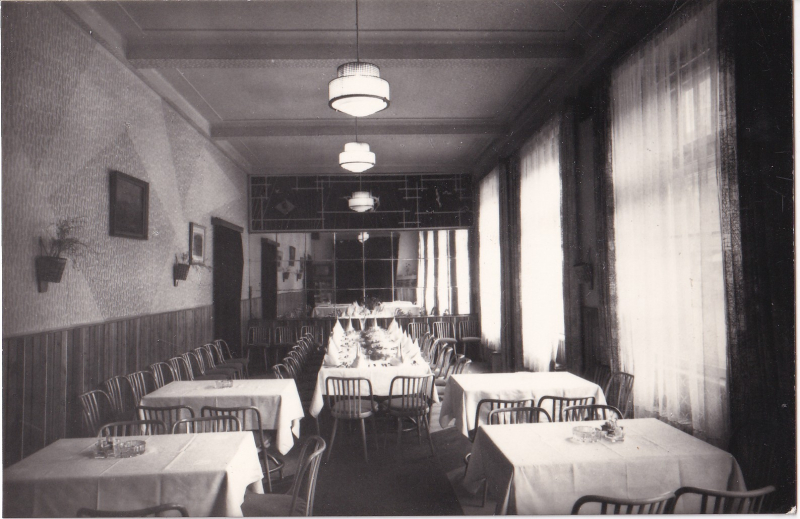 Pohlednice vydaná nakladatestvím Orbis Praha v říjnu 1969, foto M. Sládek. Ze souboru 7 fotografií Restaurace Kladno - Slaný