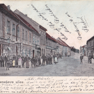 Dopisnice vydaná Ateliérem ku zhotov., omalování pohlednic a fotograf. venkov. míst. E. Velim, Praha II., Žitná ul. č. 45., poslaná 1.1.03, hotel U Bílého beránka.
