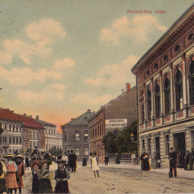 Pohlednice vydaná papírníkem Frant. Kubešem 19.8.1909 u firmy Josef Lederer & Rudolf Popper Praha, 1000 kusů za 40 korun, tiskovou technikou chromoglase. Přístavba hotelu Bílý beránek s tanečním sálem z roku 1884.