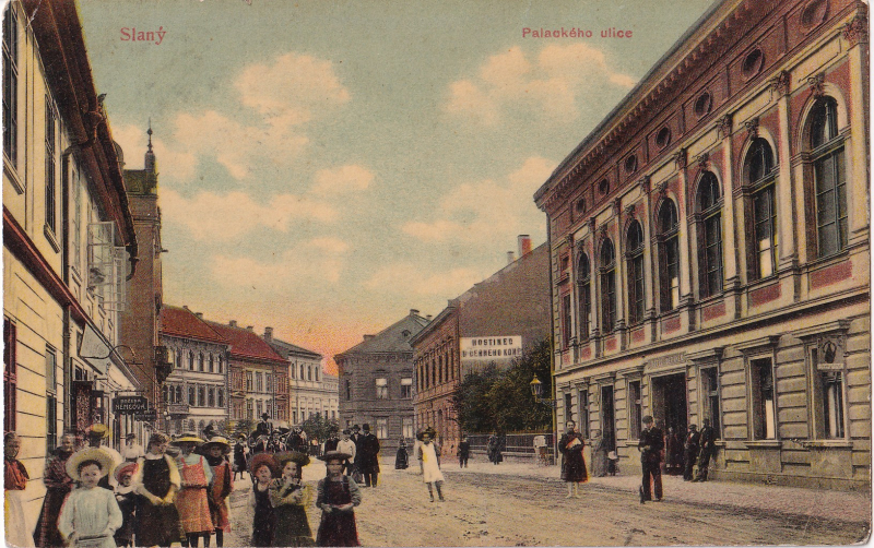 Pohlednice vydaná papírníkem Frant. Kubešem 19.8.1909 u firmy Josef Lederer & Rudolf Popper Praha, 1000 kusů za 40 korun, tiskovou technikou chromoglase. Přístavba hotelu Bílý beránek s tanečním sálem z roku 1884.