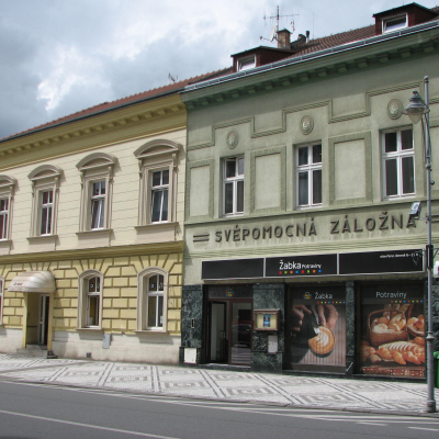 Obr.: Budova původní Svépomocné záložny, která byla přepadena. Fotografie od Jiřího Popoviče. Nynější potraviny Žabka.