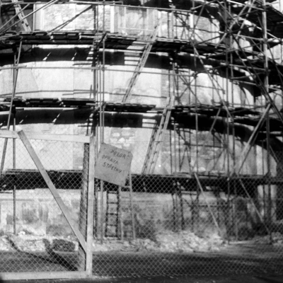 Fotografie z doby rekonstrukce kostela; přes lešení je vidět zasklenou madonu.