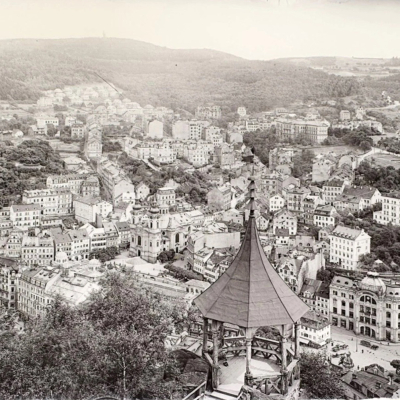 Celkový pohled na slavné lázeňské středisko, Karlovy Vary, Československo.