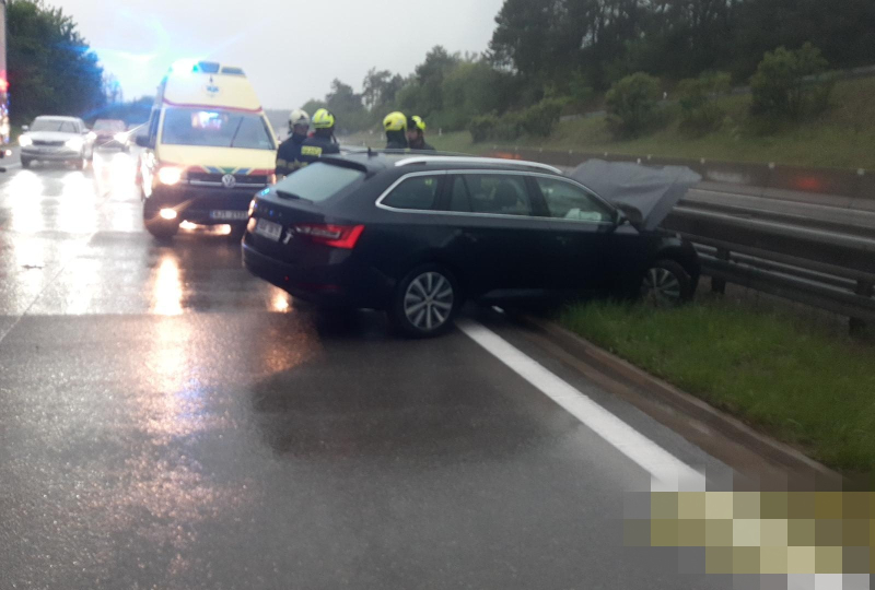 Déšť zkomplikoval dopravu i na D7, hasiči řeší nehody i odčerpávání vody