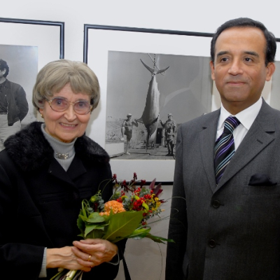 Nina Ingrišová s velvyslancem Peru na výstavě věnované Eduardovi Ingrišovi v plzeňské Velké synagoze