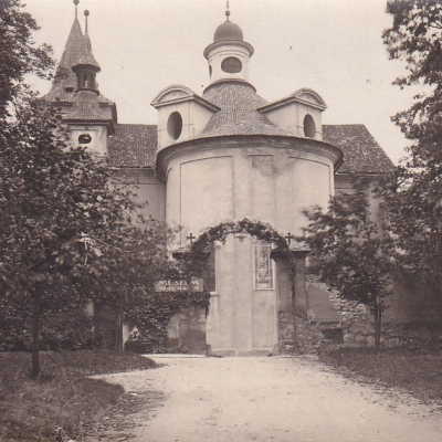 Fotografie z doby mezi válkami, kdy v klášteře sídlilo museum.