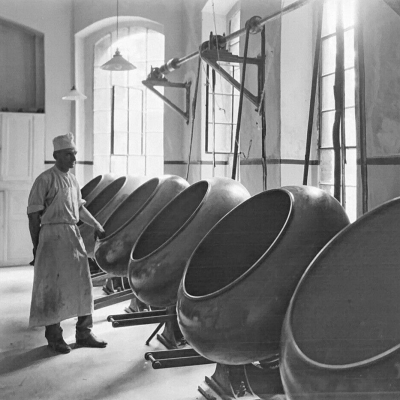 Továrna na cukrovinky Luka - míchání cukru na cukrovinky Československo 1928.