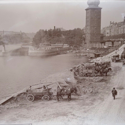 Odvážení písku z řeky Vltavy (červen - 1928)