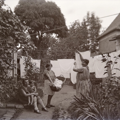 Sušení rodinného prádla na zahradě rodinného domu Československo 1928 Nepozná někdo, jestli to bylo ve Slaném?
