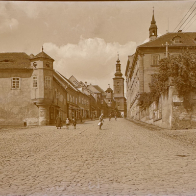 Pohled do ulice Kostelní. Typická stará ulice. (Vlevo (Vpravo!) státní reálné gymnasium a ve středu stará radnice, 13. století.) Slaný je slavný svou historií za husitských válek.