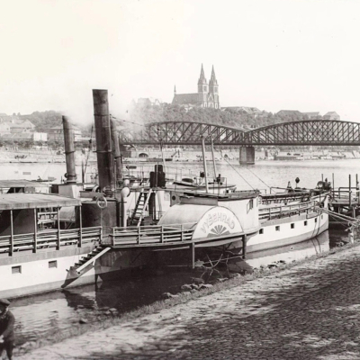 Prezidentský palác (Vyšehrad!) od řeky Vltavy. Praha Československo 1928