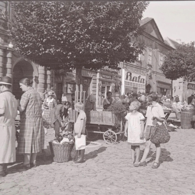 Trhy uprostřed týdne konané každou středu a sobotu blízko Prahy únor 1928 Konané na městském náměstí Slaný Tyto trhy se konají v každém městě v Čechách Venkovani přicházení prodat a nakoupit