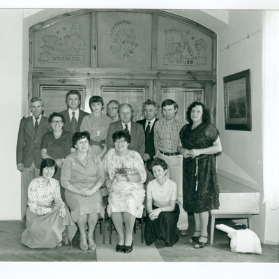 Fotografie ze setkání tehdejších i dřívějších zaměstnanců a spřízněných duší v roce výročí 100. let od založení Vlastivědného muzea 12.9.1985. Zdroj: Fotografie ze sbírky Jiřího Popoviče